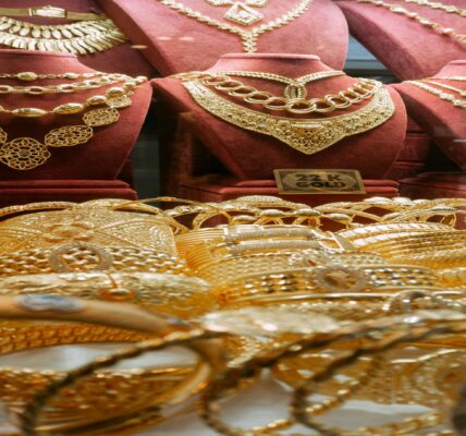 Gold Silver price today in India उत्तर प्रदेश के सर्राफा बाजार में हलचल लखनऊ से लेकर नोएडा तक गिर सोना चांदी की कीमतों ने भी चौंकाया